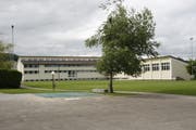 Das Schulhaus Sonnenhof in Kirchberg. Bis auf weiteres wird keine Geschäftsleitung für die Kirchberger Schule gebildet. Das beschloss die Bürgerversammlung am Freitagabend. (Bild: Beat Lanzendorfer)