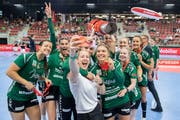 Medaille in die Kamera strecken: Die Handballerinnen des LC Brühl nach dem Sieg des Supercups. (Bild: Urs Bucher)