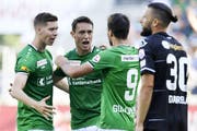 Captain Silvan Hefti (Mitte) leitete mit seinem Ausgleich zu Beginn der zweiten Hälfte die St.Galler Aufholjagd ein. (Bild: Gian Ehrenzeller/KEY)