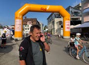 Ernst Brüschweiler klärt eine letzte Frage kurz vor der Freigabe des Slowup. (Bilder: Christa Kamm-Sager)