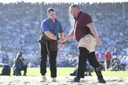 Das grosse Duell: Joel Wicki (links) schwingt gegen Christian Stucki im 5. Gang. (KEYSTONE/Urs Flüeler)