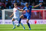 FCL-Captain Pascal Schürpf versucht den Ball gegen Quentin Maceiras zu behaupten. (Bild: Martin Meienberger/freshfocus)