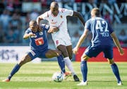 Hier auf dem Bild steht’s zwar 2:1 für Luzern (links Eleke, rechts Voca), am Schluss stand’s aber 2:1 für Sion (Mitte Zock). Bild: Christophe Bott/Keystone (Sion, 25. August 2019)