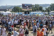 Das Public Viewing bei der Schwingarena. (KEYSTONE/Urs Flüeler)