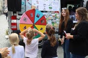 Am Samstag hat das Pestalozzidorf Trogen mit seiner Roadshow zu 30 Jahren Kinderrechte in der St.Galler Marktgasse Halt gemacht. Mit der Aktion soll darauf aufmerksam gemacht werden, was es zu feiern gibt, und dass noch viel zu tun ist, um den Kinderrechten weltweit zum Durchbruch zu verhelfen. Galionsfigur der Kampagne, die bis 20. November in fünf Schweizer Städten zu sehen ist, ist Justitia dargestellt als Kind und mit Superhelden-Outfit. (Bild: Elisabeth Reisp - 24. August 2019)
