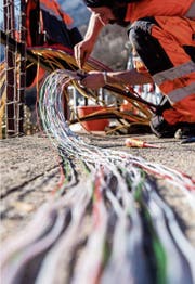 Das Verlegen von Glasfaserkabeln ist handwerklich anspruchsvoll. (Bild: Carlo Reguzzi/Keystone)