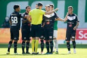 Die Spieler des FC Lugano (mit Ex-Expe Marco Aratore ganz recht) beschweren sich bei Schiedsrichter Sandro Schärer, nachdem er Olivier Custodio vom Platz gestellt hat. (Bild: Marc Schumacher/freshfocus)