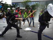 Am Samstag kam es in Hongkong bei Anti-Regierungsprotesten erneut zu Zusammenstössen zwischen Demonstranten und der Polizei. (Bild: KEYSTONE/AP/VINCENT YU)