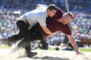 Der Gang zwischen Armon Orlik und Christian Stucki endete gestellt.(Bild: KEYSTONE/Ennio Leanza)