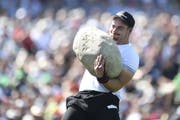 Bereits das hochheben des Unspunnensteins ist eine Meisterleistung, wie Remo Schuler zeigt. Bild: Keystone/Ennio Leanza
