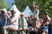 Grosse Begeisterung bei den Public Viewings rund um die Arena des Schwingfests. (Bild Boris Bürgisser, Zug, 25. August 2019)
