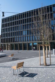 Negativbeispiel der Grünen für Asphalt-Einsatz in Kriens: Der Stadtplatz beim Stadthaus. (Bild: Boris Bürgisser, Kriens, 21. März 2019)