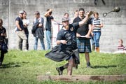 An den Highland Games werfen Frauen und Männer Baumstämme und Steine. (Bild: Ralph Ribi - 3. September 2017)