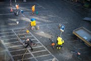 Ende März: Arbeiter entfernen die alten Verkehrssignale und Parkplatz-Markierungen auf dem Blumenmarkt. (Bild: Benjamin Manser - 28. März 2019)