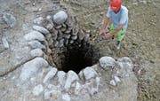 Der Sodbrunnen auf der Sonnmatt-Baustelle: Vermutlich stammt er aus den Jahrzehnten vor 1900. (Bild: PD)