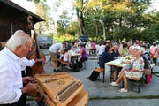 Der musikalisch umrahmte Sommerabend mit Speisen, Getränken und einem Bastelangebot für Kinder lud zum Verweilen ein. (Bilder: Hildegard Bickel)