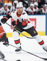 Oscar Lindberg, hier im Dress der Ottawa Senators, soll dem EV Zug mehr Flexibilität bringen. Bild: Jeff McIntosh/AP (Edmonton, 23. März 2019)