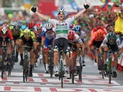 Der irische Topsprinter Sam Bennett freut sich in Alicante über seinen ersten Vuelta-Etappensieg (Bild: KEYSTONE/EPA EFE/JAVIER LIZON)