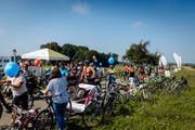 Strahlendes Wetter machten den 18. Slowup Bodensee am Sonntag zu einem Riesenerfolg, wie es in einer Mitteilung der Organisatoren heisst. Insgesamt nahmen 32’000 grosse und kleine Besucherinnen und Besucher - darunter viele aus Stadt und Region St.Gallen - die 40 Kilometer lange, autofreie Strecke auf dem Velo, auf Skates oder anderen muskelbetriebenen Transportmitteln unter die Räder.