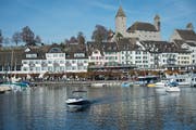 In Rapperswil gibt es mit dem Schloss und der Seepromenade zwei Sehenswürdigkeiten in Gehdistanz. (Bild: Tagblatt)