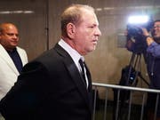 Der Prozess gegen den ehemaligen Hollywoodmogul Harvey Weinstein wegen sexuellen Missbrauchs in zahlreichen Fällen beginnt erst im Januar. Das hat ein New Yorker Gericht entschieden. (Bild: KEYSTONE/EPA/JAMES KEIVOM)