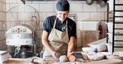 Weniger Jugendliche wollen eine Bäcker-Konditor-Confiseur-Lehre antreten. Die Zahl der Angestellten in der Branche sinke aber kaum.Bild: Getty Images
