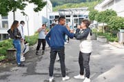 Grosse Pause im OZ Grof: Zeit für einen Plausch und eine Stärkung.Bild: Ursula Wegstein