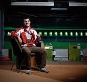 Präsentiert stolz seine WM-Medaillen: Joel Brüschweiler. Bild: Stefan Kaiser (Steinhausen, 20. August 2019)
