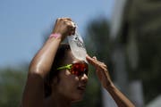 Eine japanische Beachvolley-Spielerin kühlt sich während des Olympischen Testevents mit einem Eisbeutel. (Bild: Jae C. Hong/AP Photo, Tokio, 26. Juli 2019)