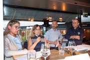 Die Teilnehmer an der Parkplatz-Diskussion vom Montagabend in der Süd-Bar (von links): Franziska Ryser (Junge Grüne), Stadträtin Maria Pappa, Donat Kuratli (SVP) und Gesprächsleiter Daniel Wirth von der «Tagblatt»-Stadtredaktion. (Bild: Ralph Ribi - 26. August 2019)