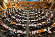 Blick von der Zuschauertribüne auf den Nationalratssaal an der Sommersession der Eidgenössischen Räte. (Bild: Alessandro della Valle/Keystone, Bern, 4. Juni 2019)