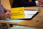 Nächste Woche brauchen die Gossauer Stadtparlamentarier wieder ihre Stimmkarten. (Bild: Urs Bucher)