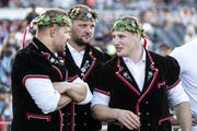 Christian Schuler, Sven Schurtenberger und Joel Wicki diskutieren miteinander, nachdem sie ihren verdienten Kranz erhalten haben. (Bild: Alexandra Wey/Keystone)