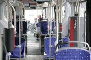 Wer einen zu weiten Schulweg hat, dem bezahlt die Stadt ein Bus-Abo. Jetzt gibt es Streit um deren Vergabe. (Symbolbild: Archiv/Hannes Thalmann)