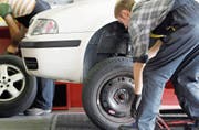 Auto reparieren: für viele Jugendliche ein Traumberuf. (Bild: Alessandro Della Bella/KEY)
