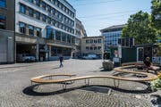 Eine der provisorischen Aufwertungsmassnahmen auf dem Marktplatz: eine Sitzbank zwischen den Ständen des ständigen Marktes. (Bild: Michel Canonica - 24. Juli 2019)