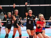 Die deutschen Volleyballerinnen freuen an der EM über den 3:2-Coup gegen Rekordchampion Russland (Bild: KEYSTONE/EPA/MARTIN DIVISEK)