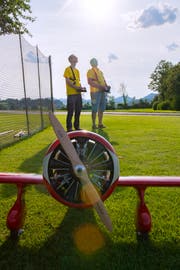 Die Gilmore mit ihrem 3 Zylinder 4-Takt Sternmotor hat 60 Kubik. Im Hintergrund dirigieren Christian Aberer und Richard Kläger ihre Lieblinge in der Luft. (Bild: Urs Bucher)