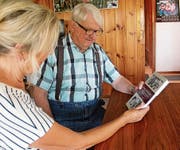 Autorin Yvonne Steiner übergibt Ernst Fankhauser das Buch «Damals im Freiamt». (Bild: Andrea Weibel)