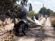 Die Wrackteile des abgestürzten Flugzeugs und Helikopters auf der Ferieninsel Mallorca. (Bild: KEYSTONE/EPA Baleares Fire Brigade/INCENDIOS F. BALEARES / HANDO)