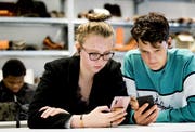 Pro Tag greifen Jugendliche dreissig Mal zu ihrem Smartphone. (Bild: EPA/Koen van Weel)