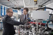 Schurter-CEO Ralph Müller (links) mit Verwaltungsratspräsident Hans-Rudolf Schurter. (Bild: Pius Amrein, Luzern, 7. April 2017)