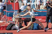 Géraldine Ruckstuhl wirft den Speer beim besten Versuch 51,75 Meter weit. Bild: Hanspeter Roos (Basel, 24. August 2019)