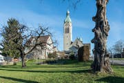 Im Pfarrheim der Kirche St.Maria Neudorf findet am Dienstagabend eine Podiumsdiskussion statt. (Bild: Hanspeter Schiess)
