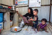Eine Rohingya-Familie im Flüchtlingslager in Bangladesch. (Bild: Patrick Rohr, Helvetas)
