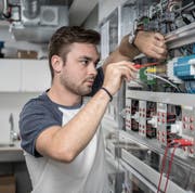 Marc Häusler im Labor der Hochschule Luzern, wo er 16 Wochen lang Geräte testete. Bild: Pius Amrein (Horw, 20. August 2019)