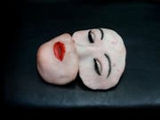 Aneta Grzeszykowska baut ihr Gesicht aus Tierhäuten nach und kombiniert die Teile fotografisch zu verstörenden Gesichtern – im Bild «Selfie #19». (Bild: Raster Gallery)