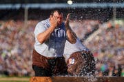 Alleine Domenic Schneiders Ritual am Brunnen war ein Spektakel in Zug. (Bild: Claudio Thoma/Freshfocus)