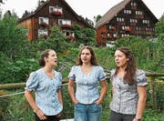 Ariane, Corinna und Christel Steger (von links) stimmen im Bauerngarten vor ihrem Elternhaus in der Unterlitten zwischen Altstätten und Hinterforst ein Jodellied an. (Bild: Max Tinner)