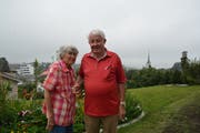 Sonja und Max Früh sind seit 55 Jahren verheiratet. Das Ehepaar wohnt in einer Seniorenwohnung oberhalb von Teufen. (Bild: Natascha Arsic)